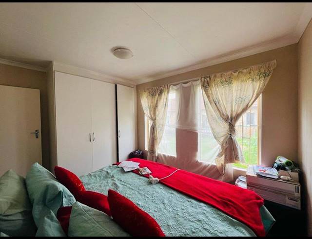 2 BEDROOM TOWNHOUSE FOR SALE IN RHODESFIELD